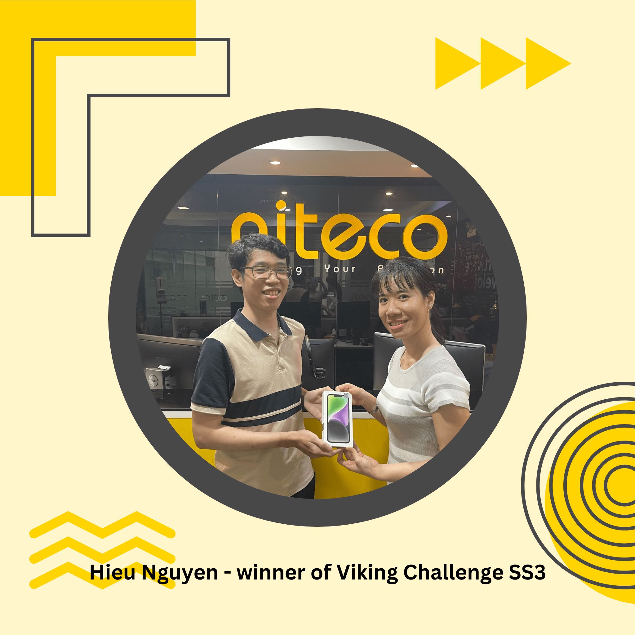 Hieu Nguyen receiving prize for Viking Challenge SS3 winner at Niteco office