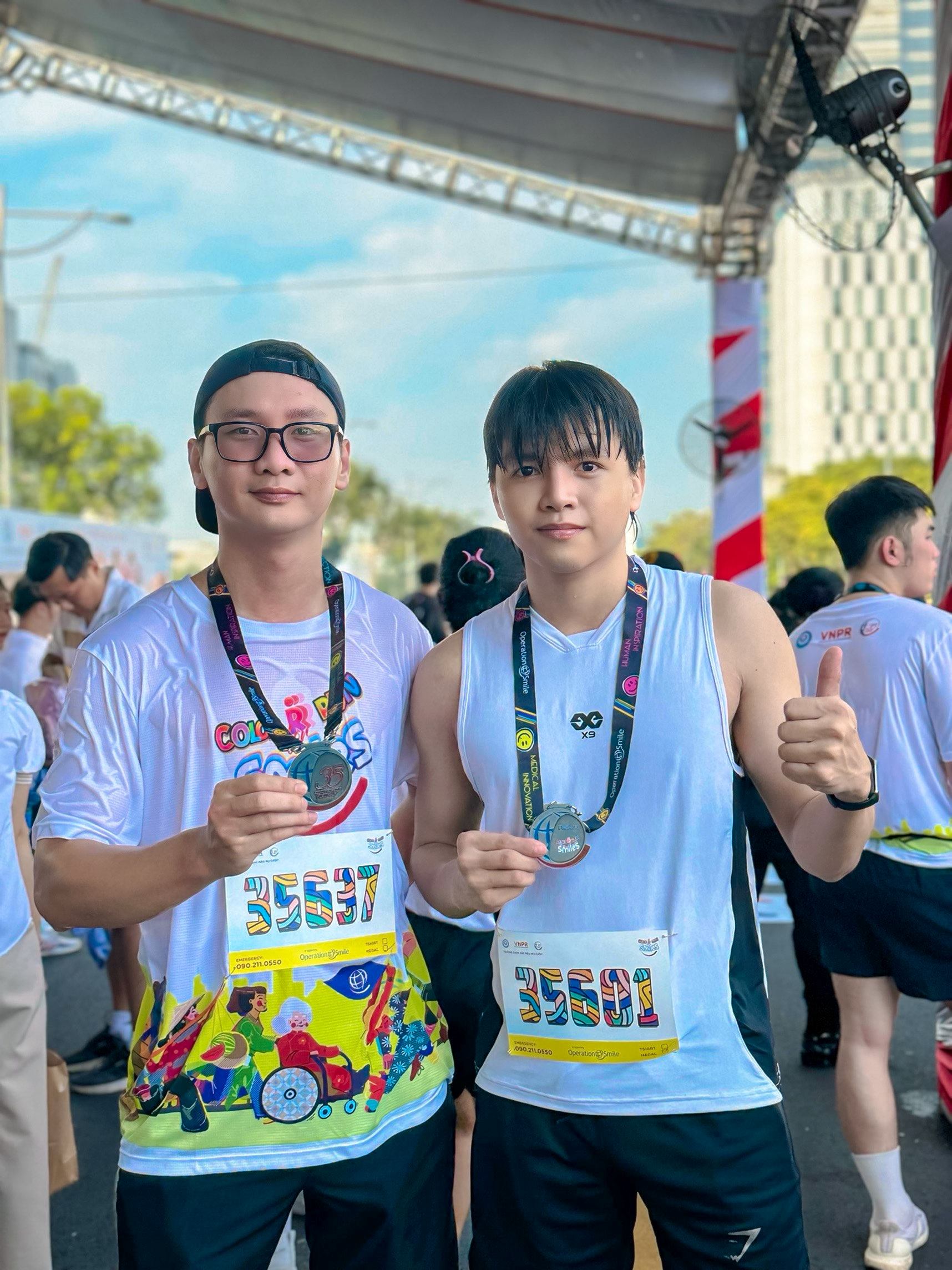 Group photo of Niteco runners at the event finish line