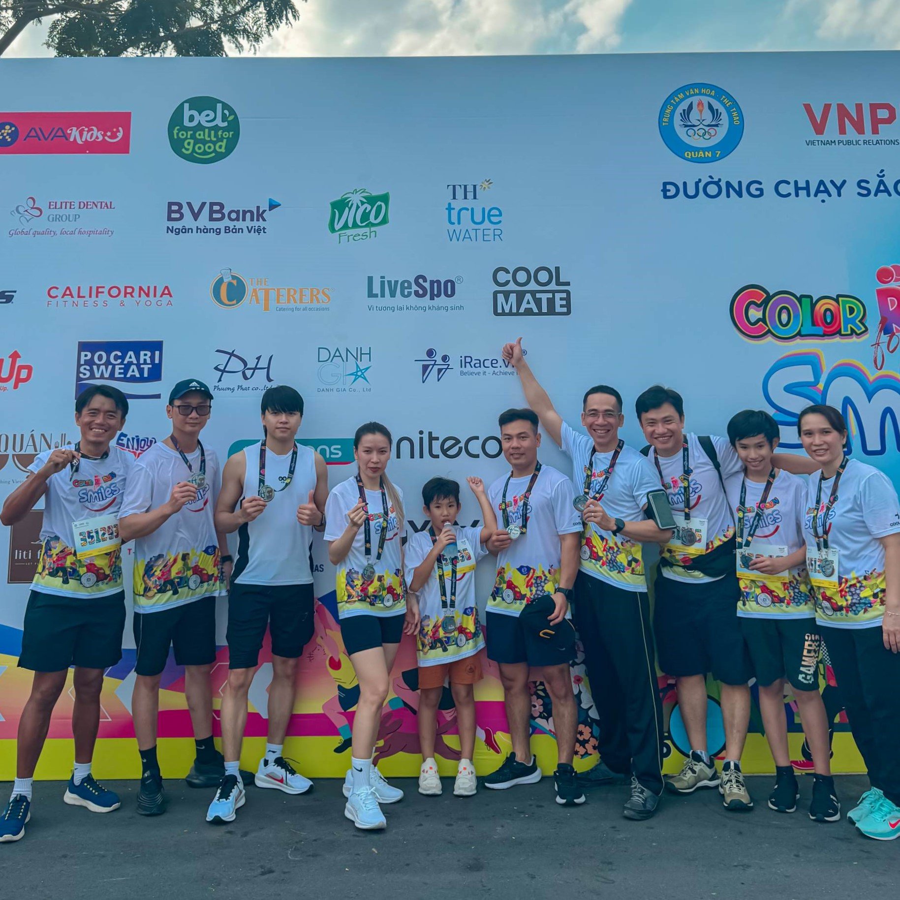 Niteco team posing together before the Color Run