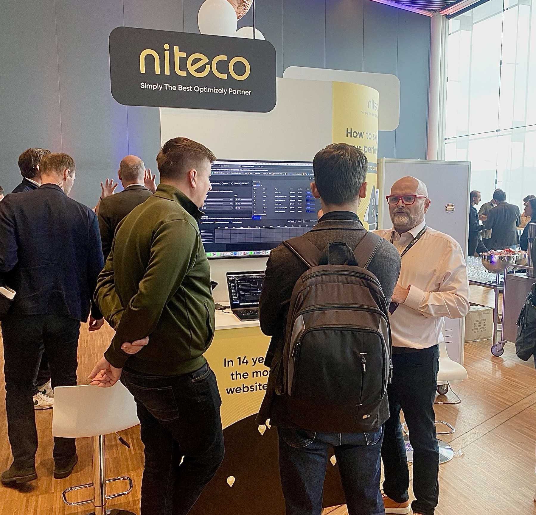 Niteco booth demonstrating software optimization to visitors at tech event