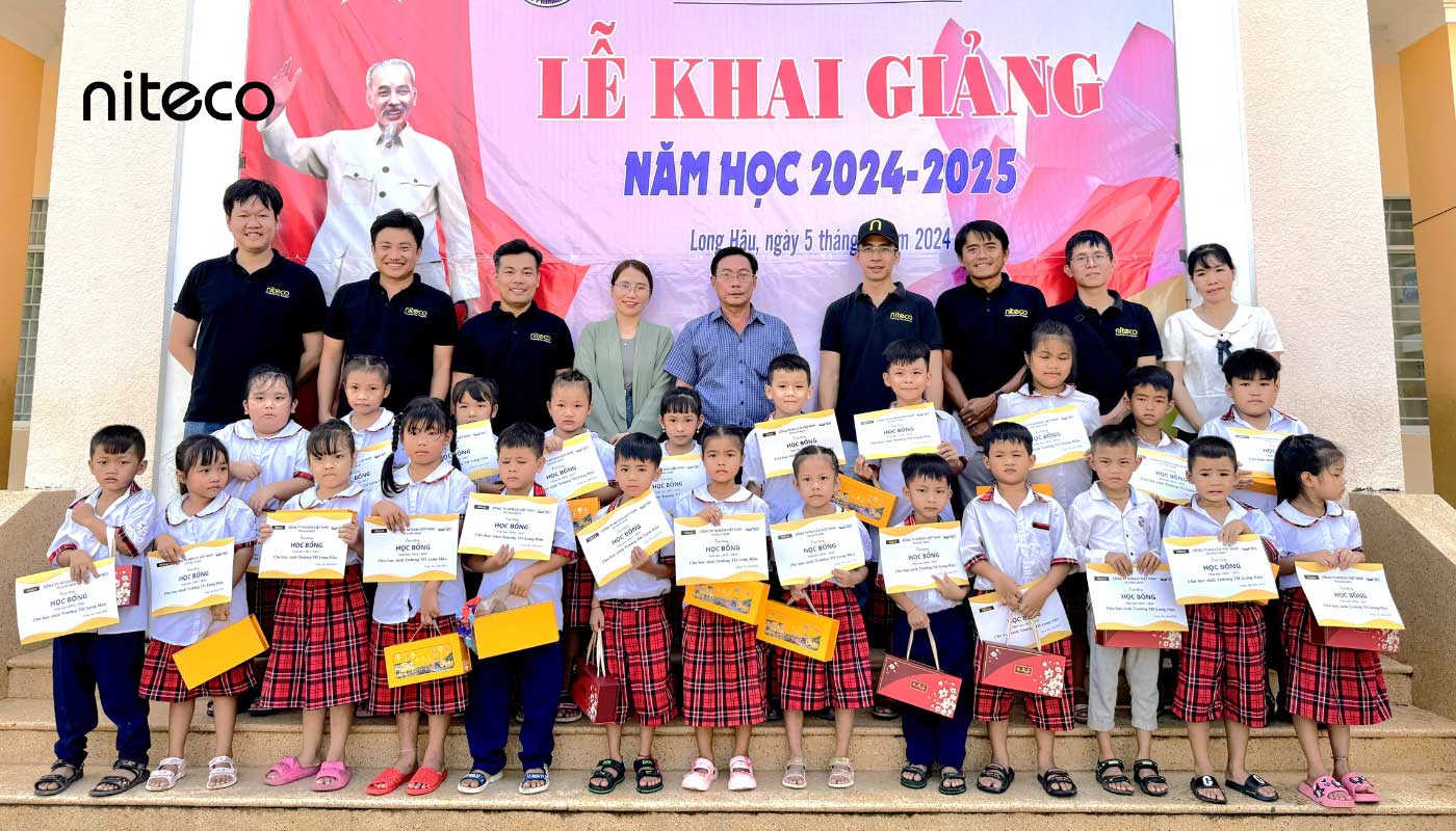 Lễ khai giảng 2024-2025 with students holding học bổng certificates and teachers