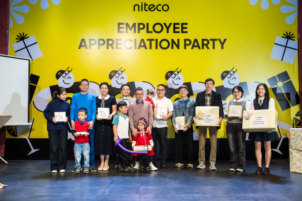 Group of employees and children holding prizes at Niteco Employee Appreciation Party