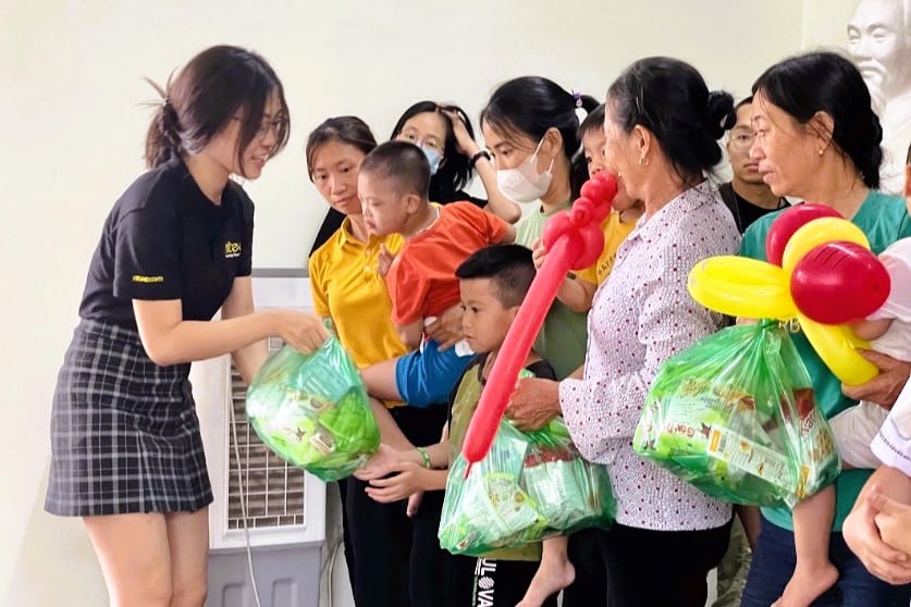 NICEF representative handed out gifts to families