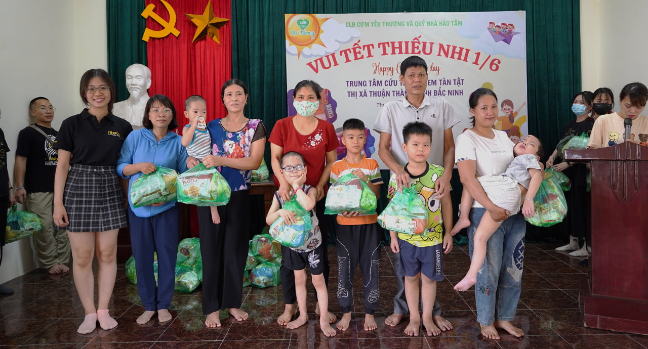 Children's Day celebration with gifts at Tan That disability center in Bac Ninh