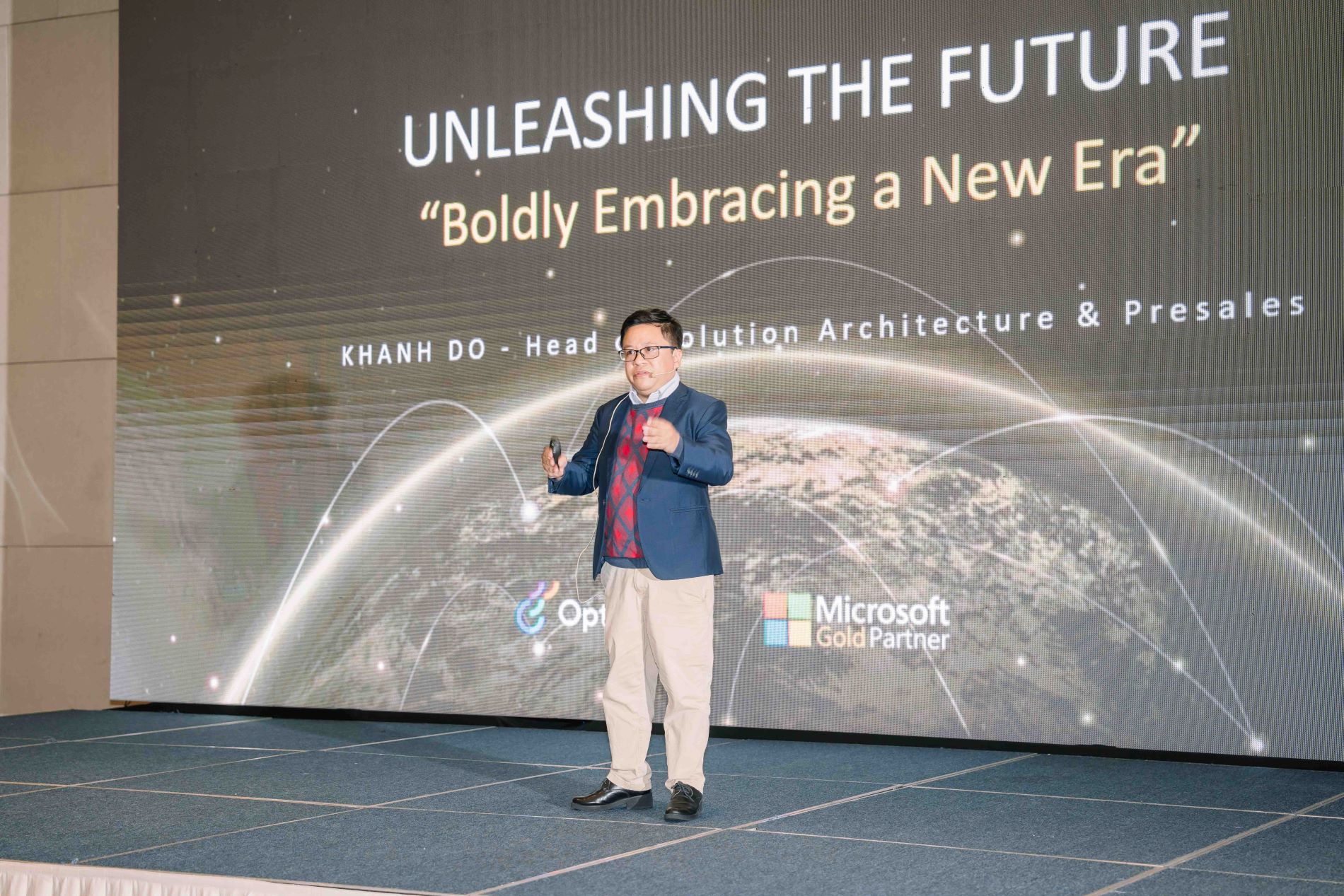 Speaker Khanh Do presenting "Unleashing the Future" at Microsoft Gold Partner event