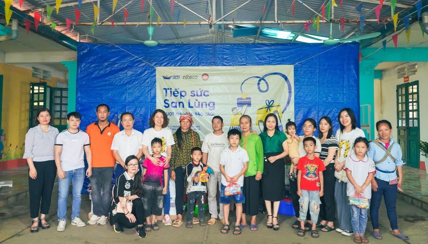 Group of volunteers and children at Tiếp sức San Lùng community event
