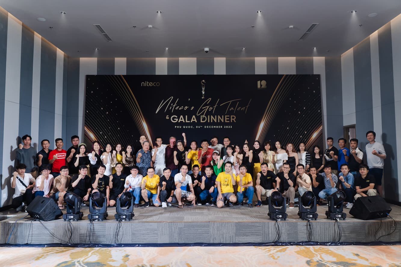 Niteco's Got Talent Gala Dinner group photo with attendees on stage in Phu Quoc
