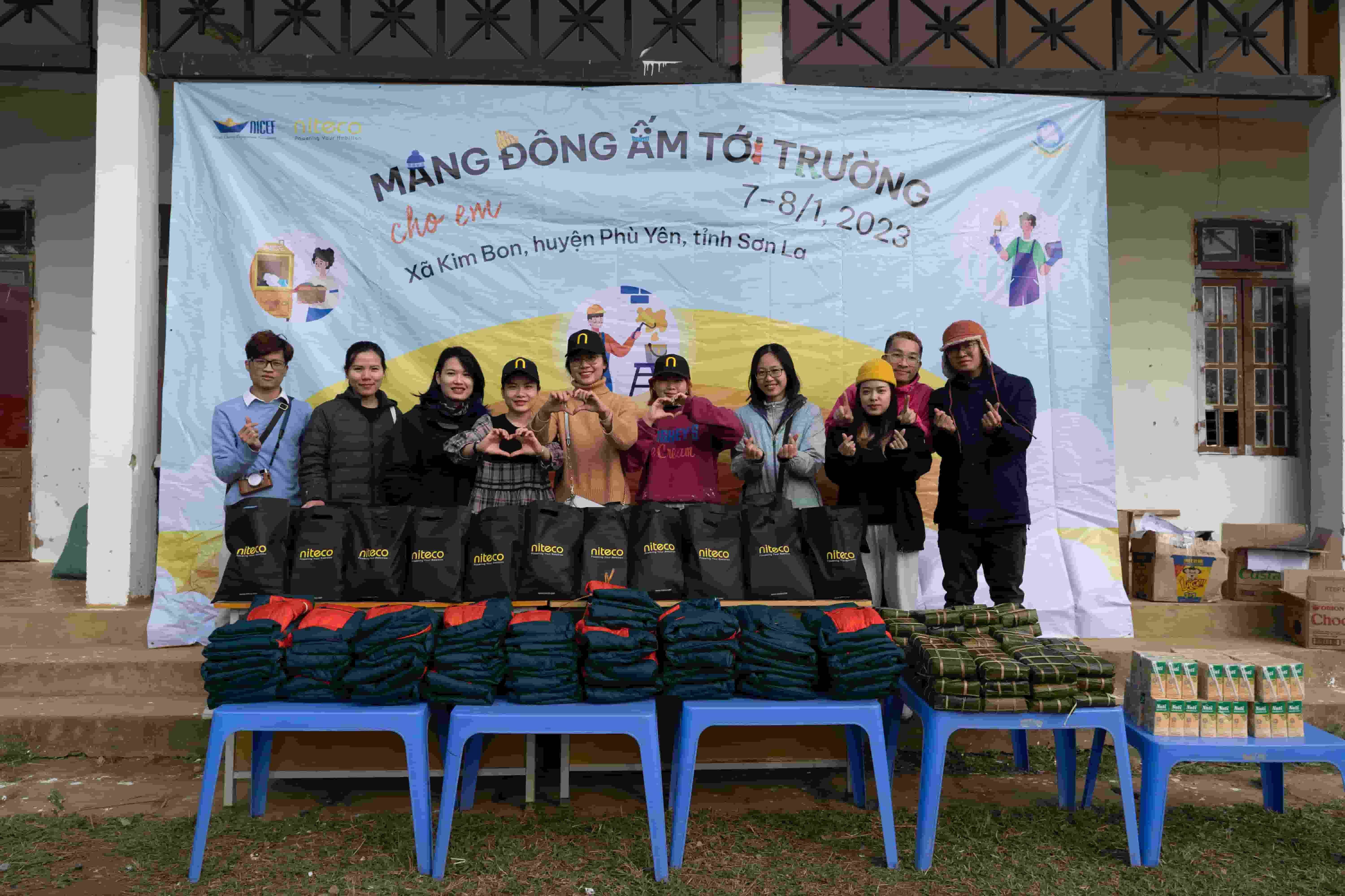 Volunteers with warm clothes and gifts at Mang Dong Am Toi Truong charity event
