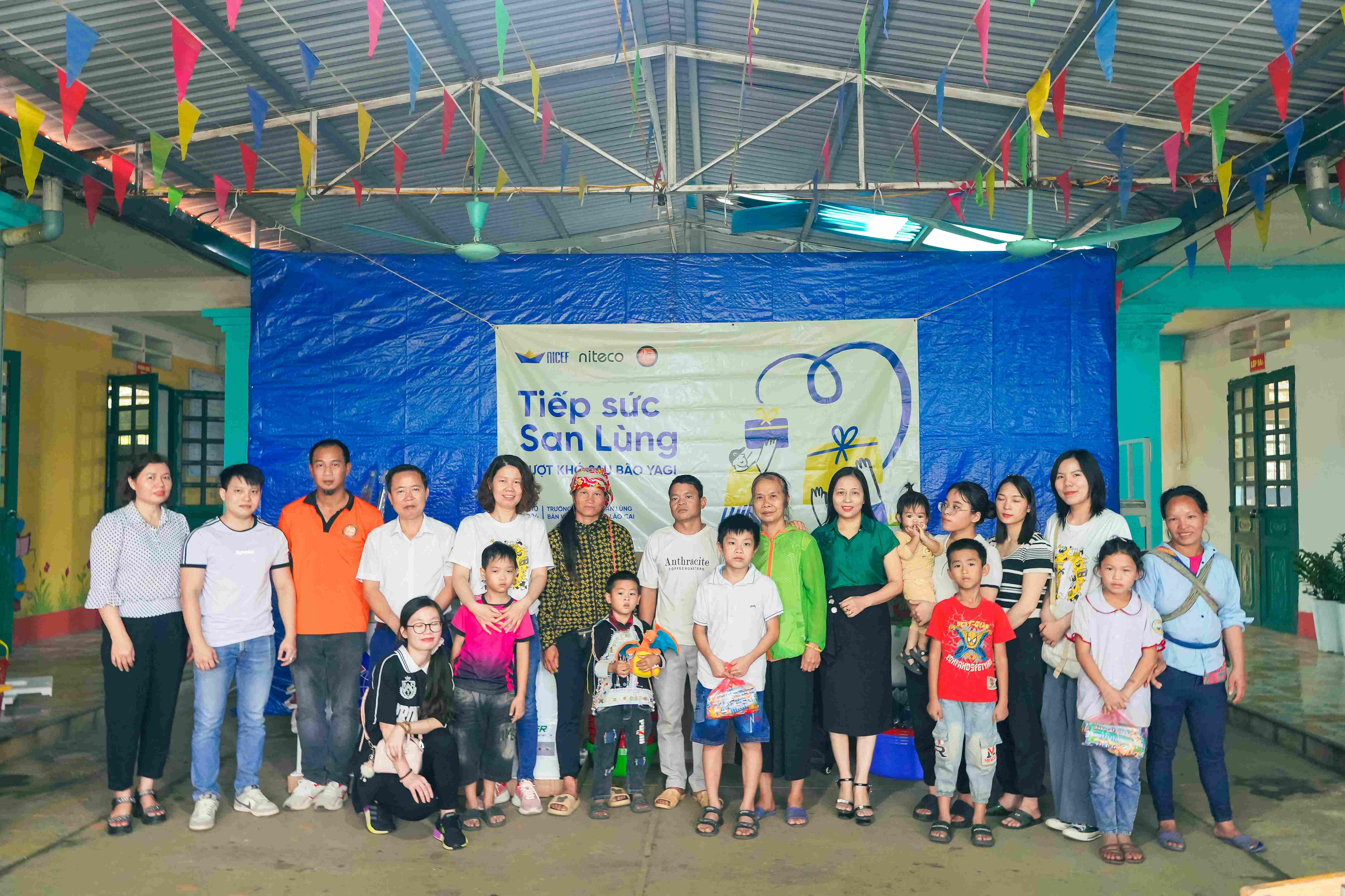 Group photo at Tiếp sức San Lùng charity event with children and volunteers