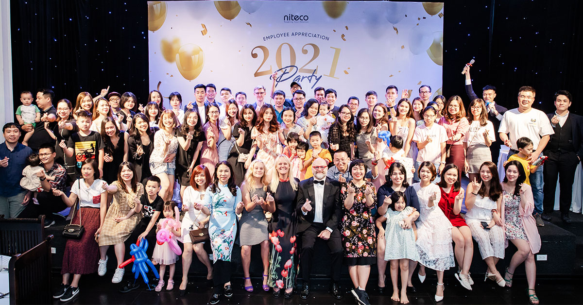 Niteco 2021 Employee Appreciation Party group photo with staff and families smiling