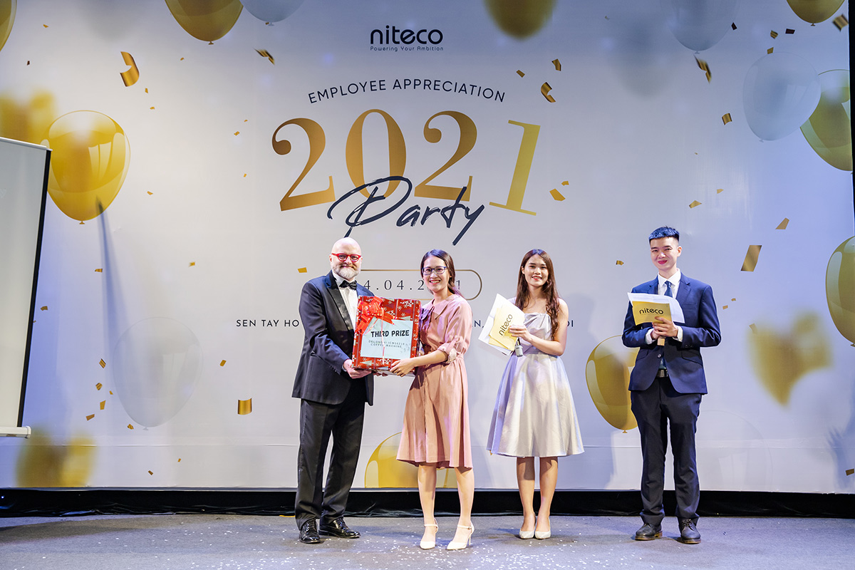 Niteco Employee Appreciation 2021 Party awarding third prize on stage